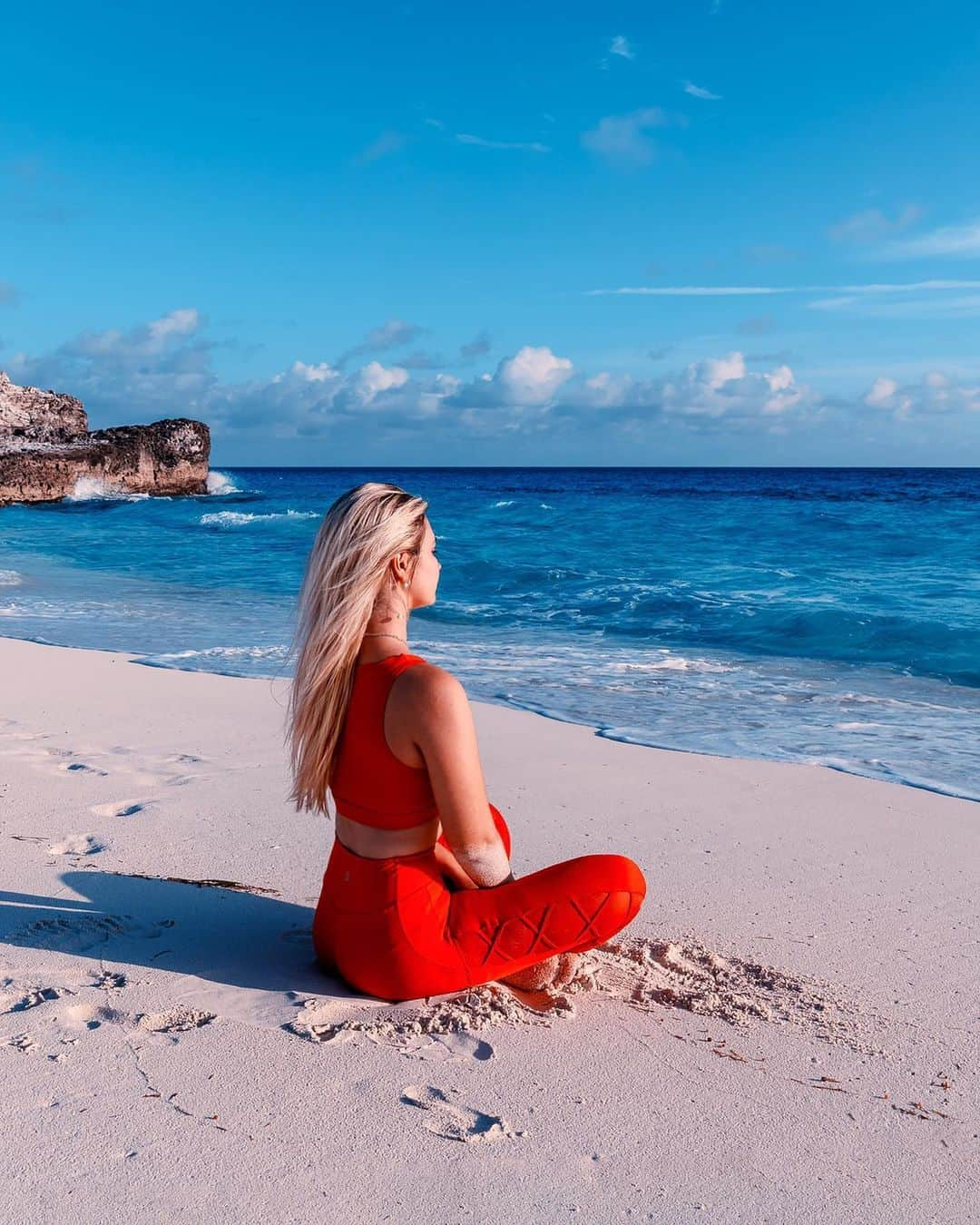 サシャ・カリスさんのインスタグラム写真 - (サシャ・カリスInstagram)「Morning stretches ❤️ What’s your morning routine? Wearing @buffbunny_collection @buffbunny」1月17日 0時44分 - _bahamasgirl_