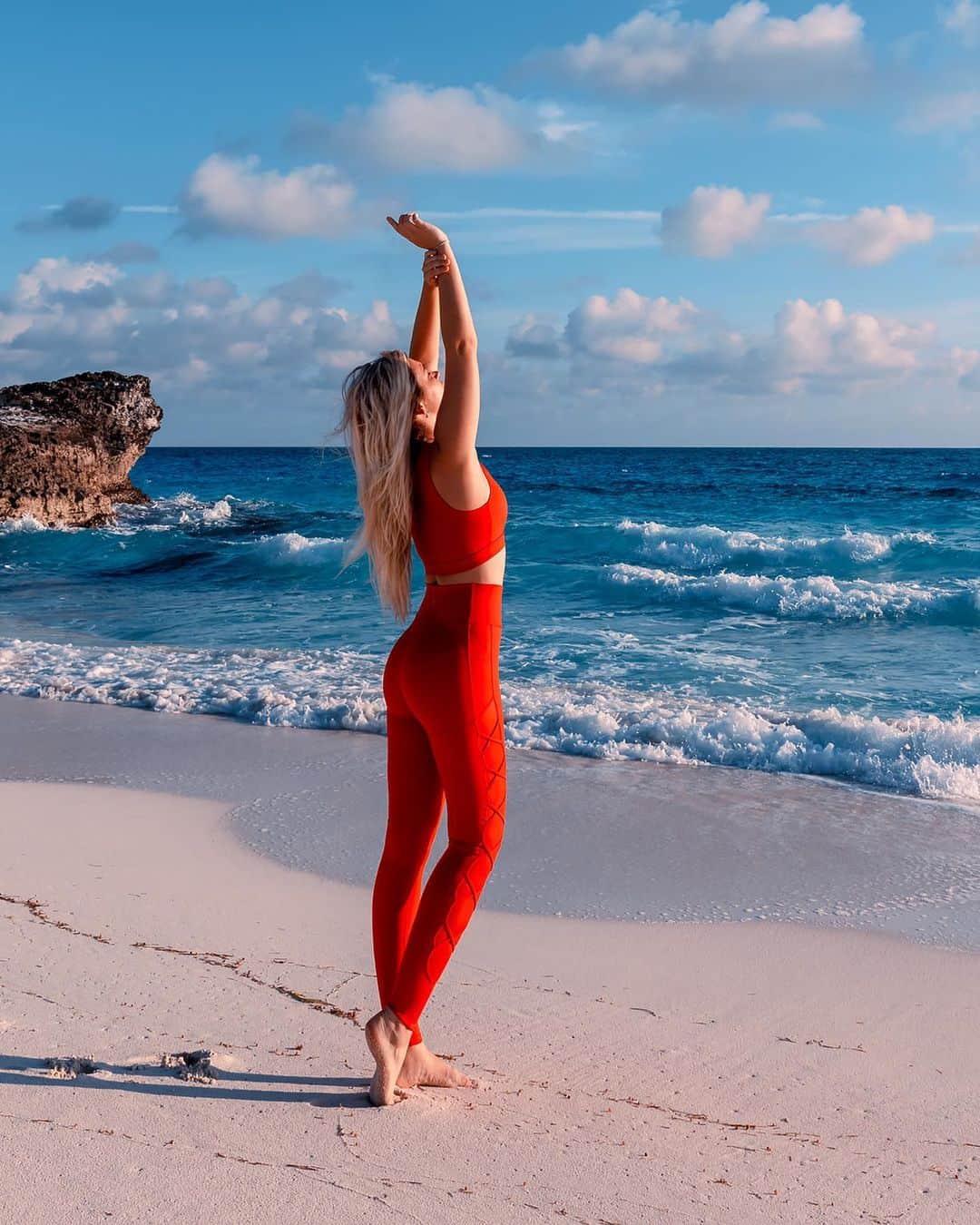 サシャ・カリスのインスタグラム：「Morning stretches ❤️ What’s your morning routine? Wearing @buffbunny_collection @buffbunny」