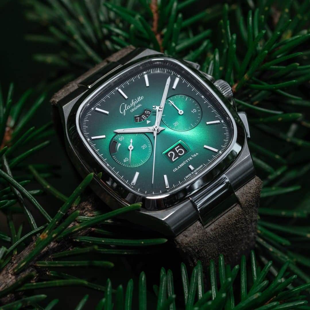のインスタグラム：「Two worlds, one inspired by nature and another defined by German engineering, come together in the new Seventies Chronograph Panorama Date - Limited Edition. With a dial varnished in green and black with a dégradé effect around its periphery and a sunray decoration within, the unique character of the Seventies is rendered well and truly evergreen.⁠ ⁠ #GlashütteOriginal #GlashuetteOriginal #SeventiesChronograph #PanoramaDate #chronograph #watchdesign #madeingermany #watchmakingart #limitededition #wotd #instawatch #watchesofinstagram」