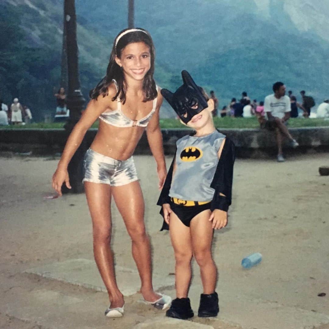 ジャジ・バルボサのインスタグラム：「#tbt #miniJB 💪🏻😂🤸🏼‍♀️」