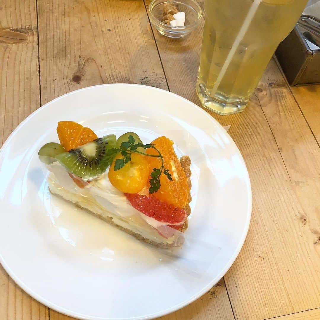 てぃーみきのインスタグラム：「おやすみ #フィルム剥がさないで写真撮ったら #そういうとこだよ #って友達に指摘されました #インスタ映えには程遠い」