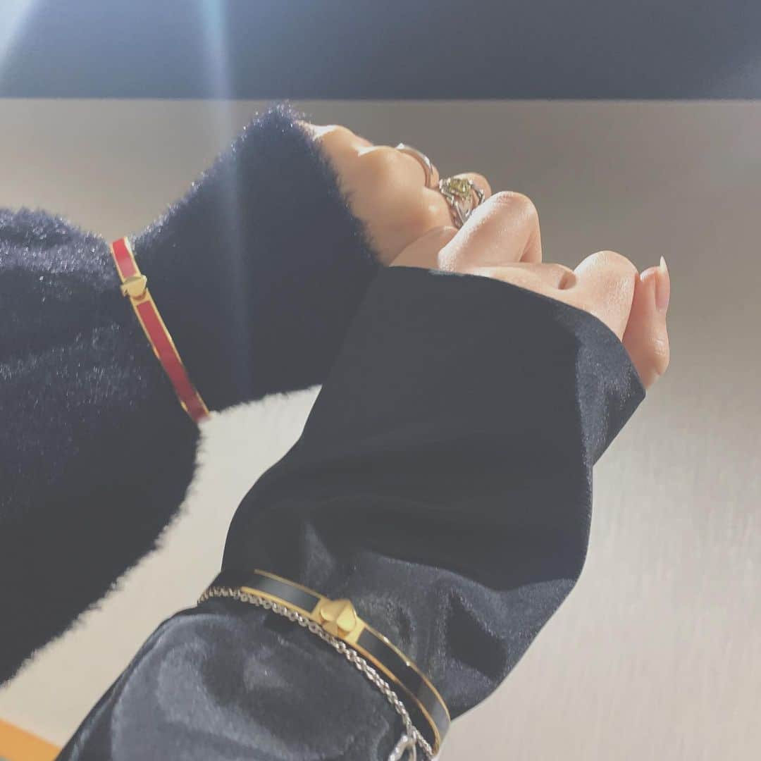 小山涼香のインスタグラム：「kate♤spade...❤️🖤 ・ ・ ・ ・ かわいいのみつけたからおそろいにしたの、なかよしすぎないか？？（笑）」