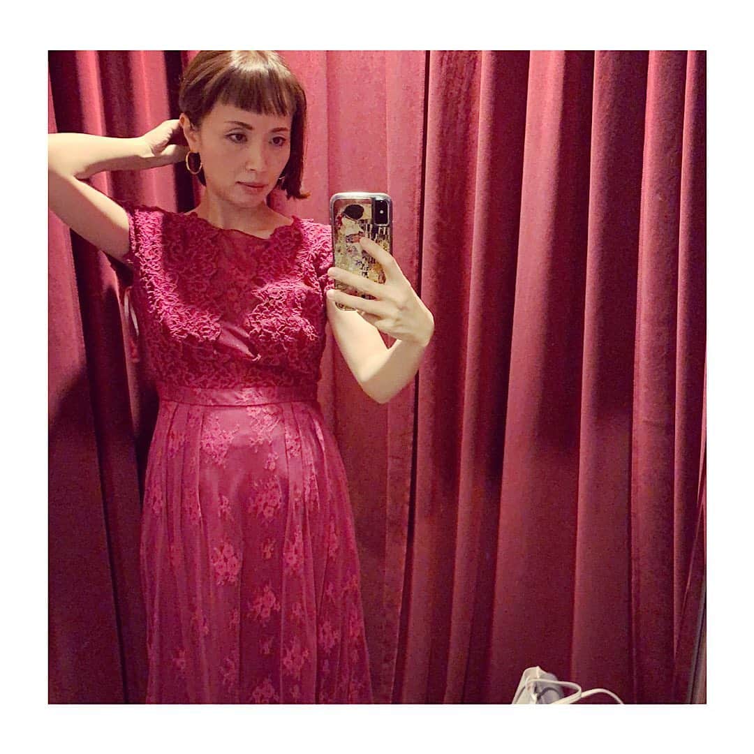楊原京子さんのインスタグラム写真 - (楊原京子Instagram)「衣装を選びに行きました。 素敵なドレスが沢山あって迷ったけど、結局..違うドレスに...👗 顔がこわいね。笑 ・ ・ ・ #dress #fitting」1月17日 1時26分 - kyoko.yanagihara