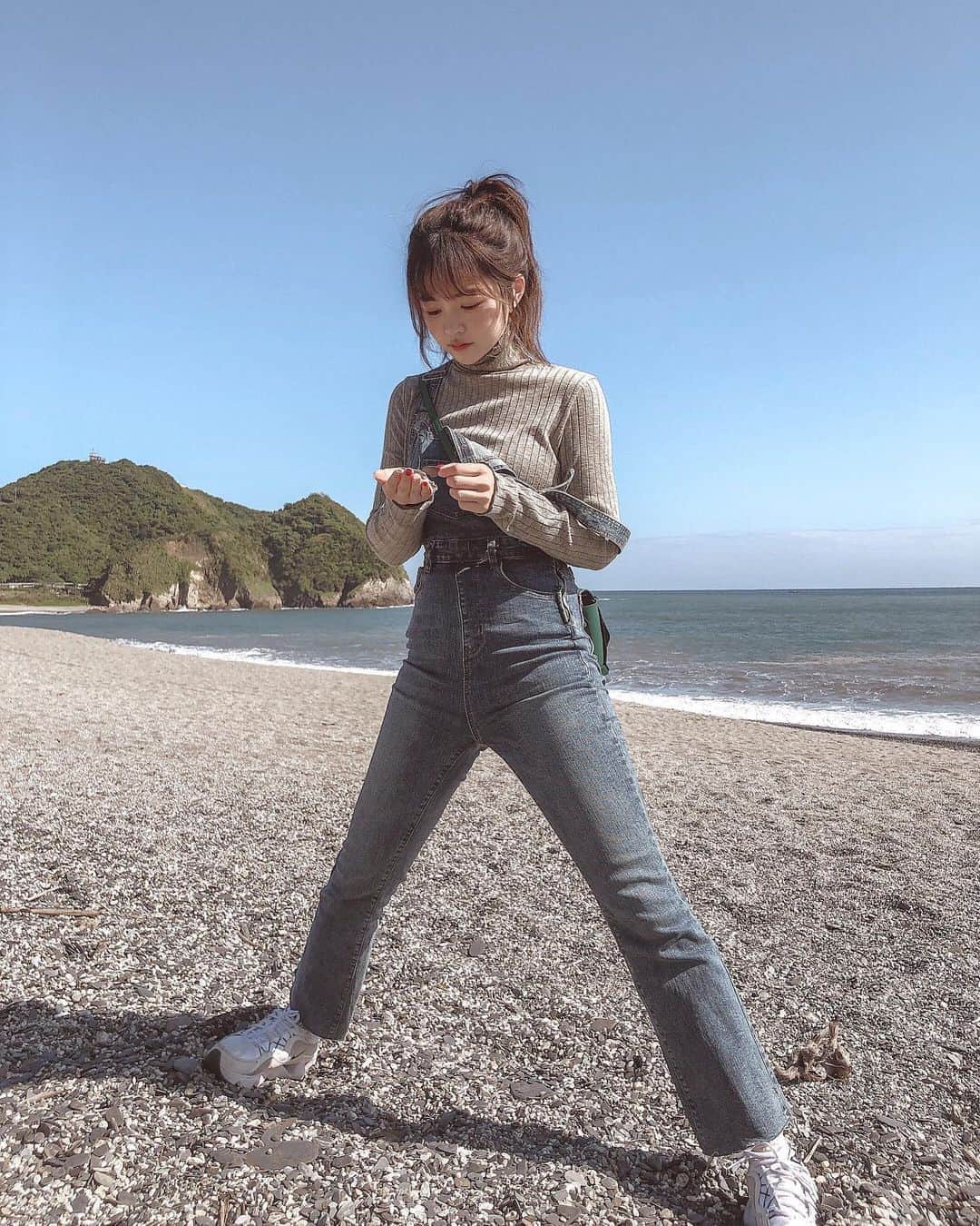 柯柯YELIZのインスタグラム：「這次來宜蘭都不知道要發什麼完全懶的拍照😆都在拍宜蘭的美景跟美食😅翻到這兩張覺得很自然 第二張很像被媽媽罵的小屁孩 🤦🏻‍♂️:不要玩石頭很髒！！ 👧🏻:喔⋯好⋯⋯⋯」
