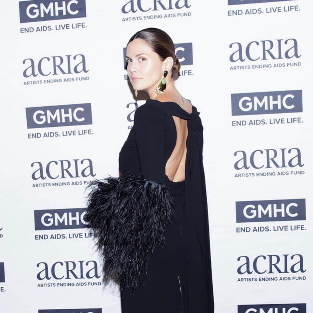Monica Sordoのインスタグラム：「Throwback to a very special evening supporting @acriasays and @gmhc ✨ wearing our GARZÓN earrings and feather gown by @lealdaccarett ✨ Thank you @javierperal @rossfenton for having me! #monicasordo」