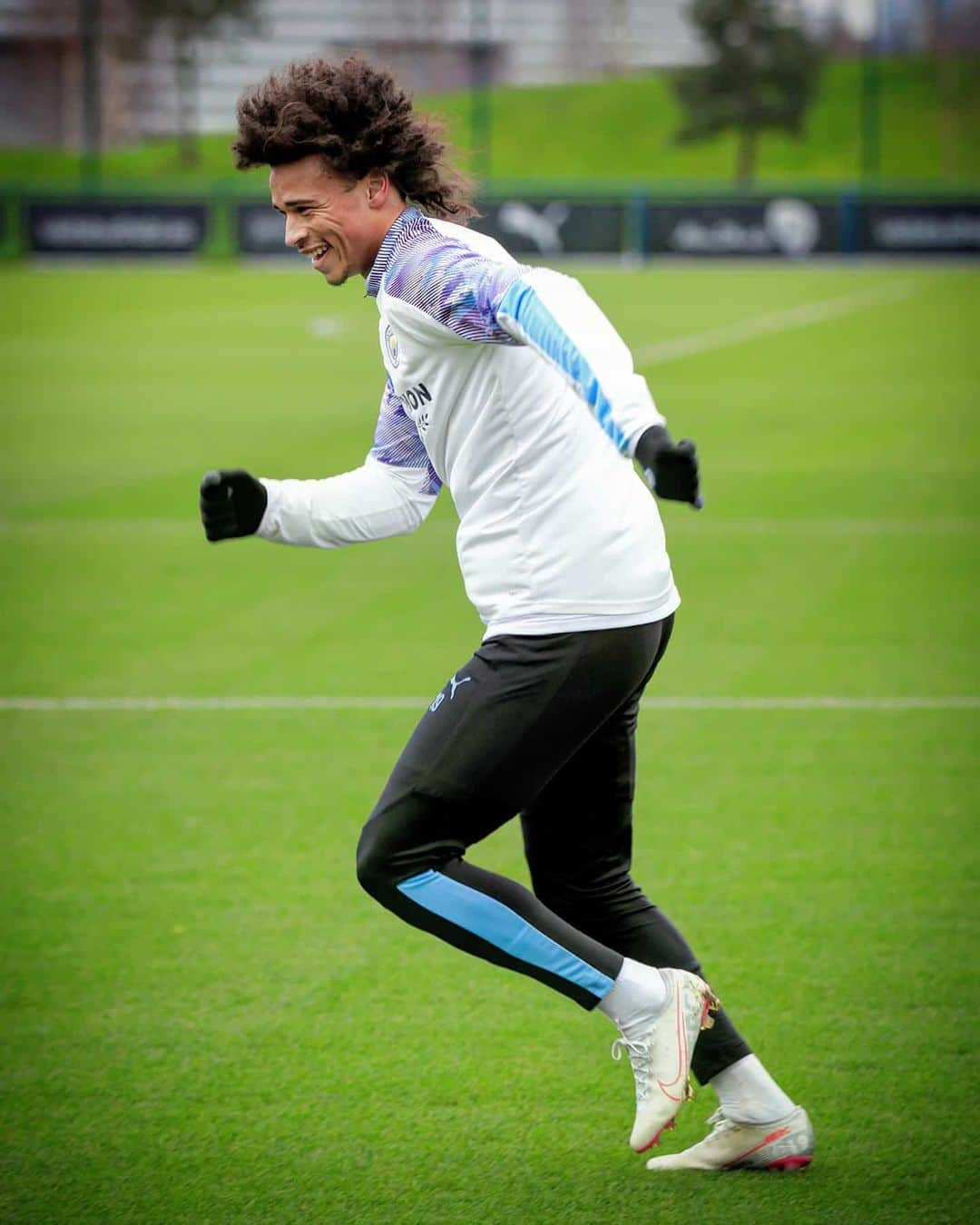 UEFAチャンピオンズリーグさんのインスタグラム写真 - (UEFAチャンピオンズリーグInstagram)「🏃‍♂️ First steps to recovery for @leroysane19 😀 ⁣ #UCL #mcfc #training」1月17日 1時39分 - championsleague