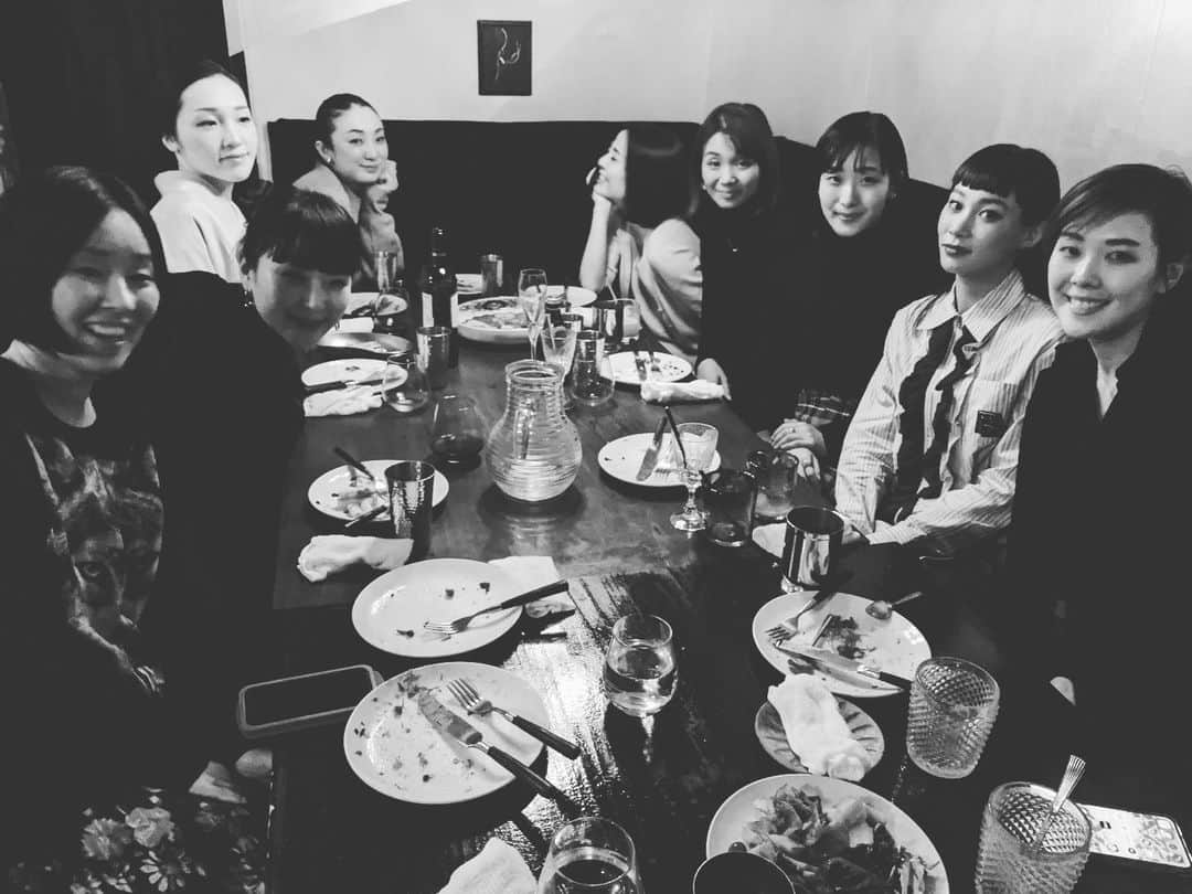Young Juvenile Youthのインスタグラム：「こんなに女の子が集まる会は珍しいです。 ##2020 #rogervivier」