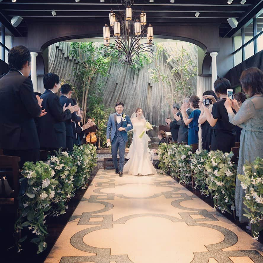 クラシカ表参道【公式Wedding】さんのインスタグラム写真 - (クラシカ表参道【公式Wedding】Instagram)「. 【REAL WEDDING REPORT】 * 祝福に包まれる挙式のワンシーン. @theclassicaomotesando @classicaomotesando_wedding . . dress&tuxedo. @livelovelaugh.forallbrides * * #クラシカ表参道  #classicaomotesando #theclassicaomotesando #ウェディング #wedding #表参道 #表参道ウェディング #表参道結婚式 #表参道花嫁 #表参道プレ花嫁 #ウェディングフォト #weddingphoto  #プレ花嫁 #プレプレ花嫁 #入籍  #入籍報告  #卒花 #卒レポ #日本中のプレ花嫁さんと繋がりたい #東京花嫁 #東京プレ花嫁 #東京結婚式 #大人花嫁  #ウェディングドレス #リブラブラフ  #和装  #和婚  #式場探し  #クラシカ花嫁  #2020年秋婚」1月17日 12時31分 - classicaomotesando_wedding