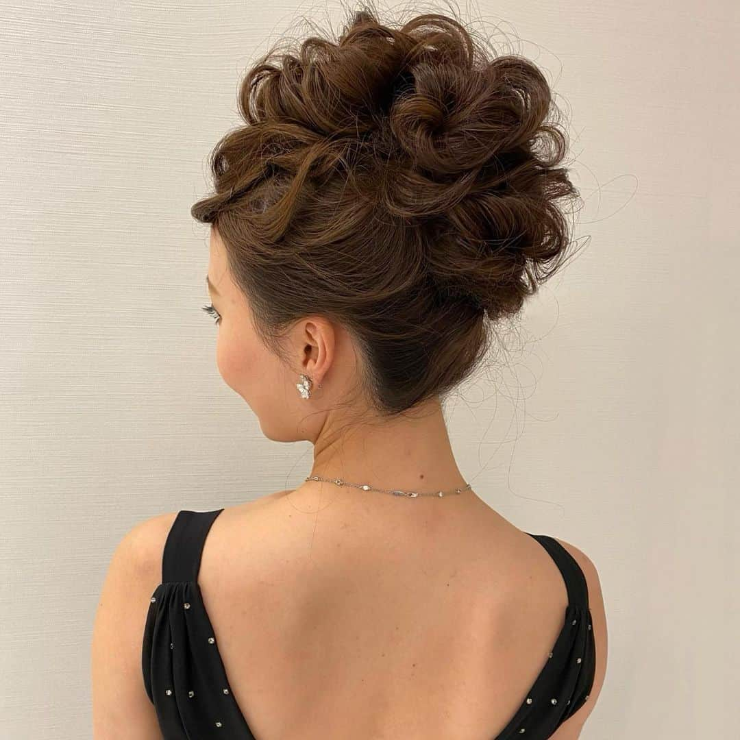 Tomoyo Kitamuraさんのインスタグラム写真 - (Tomoyo KitamuraInstagram)「先日のお客様。 カールをつなげたモヒアップ。  #ヘアメイク #ヘアセット #ヘアアレンジ #ヘアスタイル #銀座#美容師 #ウェディング#ウェディングヘア #ブライダル#ブライダルヘア #結婚式#プレ花嫁#花嫁#前撮り#着物#浴衣 #シニヨン#ダウン#夜会巻き #ヘアメイクリハーサル #bride#bridehair#bridal#updo#upstyle」1月17日 12時34分 - tmy_o3.pugmi