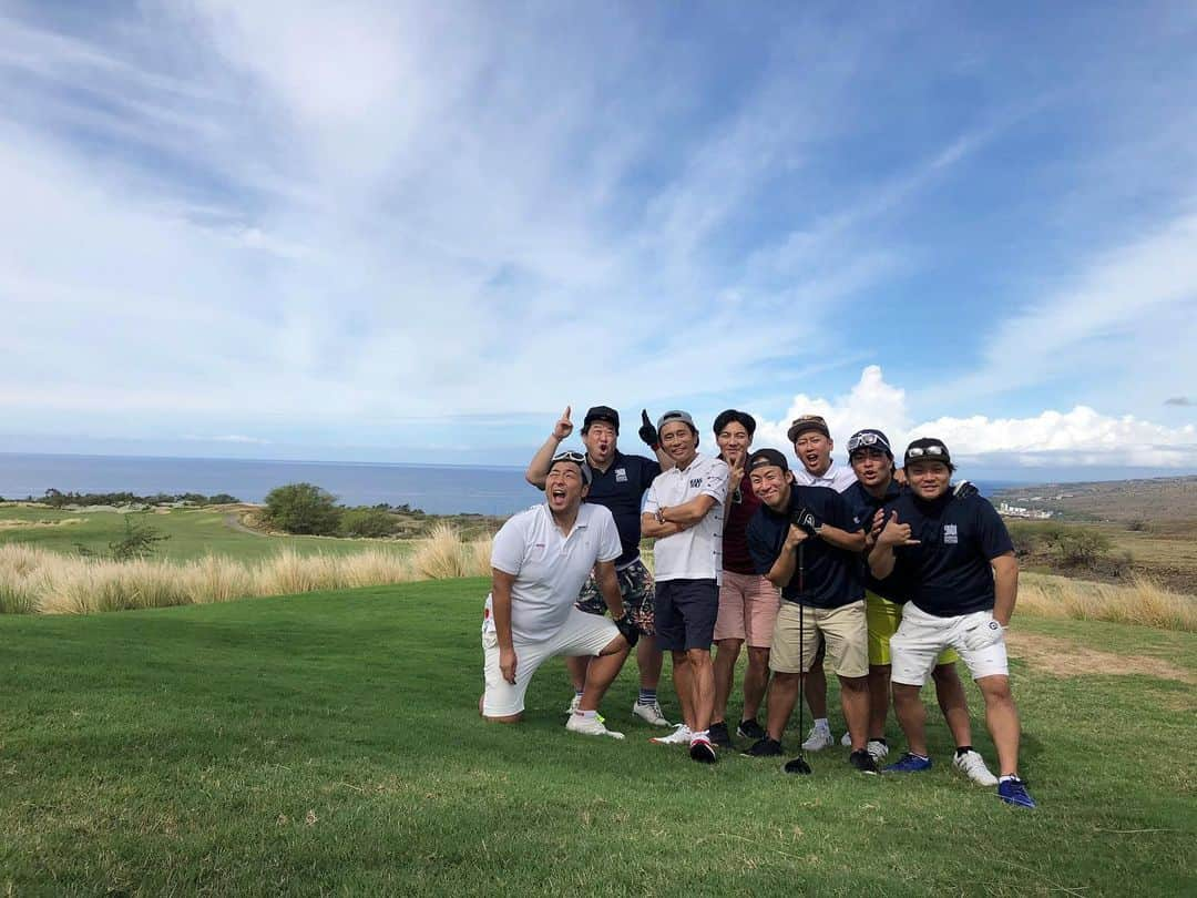 浜田雅功の旅日記さんのインスタグラム写真 - (浜田雅功の旅日記Instagram)「大阪チャンネル「浜ちゃん後輩と行くハワイ島で休日」 ハワイ島でゴルフ⛳️🏌️‍♂️🌺🌴✨✨全てのコース絶景のview✨ #大阪チャンネル #浜ちゃん休日 #浜田雅功 #井本貴史 #平井俊輔 #堤太輝 #マサヨシ #岩橋良昌 #菊地浩輔 #瀬下豊 投稿者マサヨシ」1月17日 12時37分 - hamachankyuzitsu