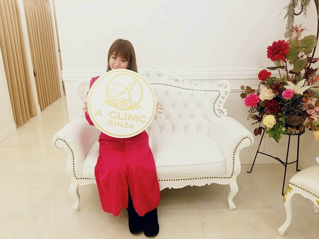 ようこさんのインスタグラム写真 - (ようこInstagram)「@a_clinic_ginza﻿ さんにて﻿ #マイヤーズカクテル点滴﻿ と﻿ #美白点滴﻿ #ピンク点滴﻿ の施術をしてもらってきました❤️❤️﻿ ﻿ ﻿ マイヤーズカクテル点滴は、普段の生活では不足しがちで、必要不可欠な栄養素であるビタミンとミネラルを直接血管内に投与し、急速に血中濃度を上昇させることで、抗酸化作用があり、アンチエイジングや美肌にも効果があるとのこと❤️❤️﻿ 美容ではもちろん、美容以外の健康増進効果も期待できる画期的でオールマイティな点滴✴️﻿ ﻿ 美容だけではなく健康にもいいとのことでしばらく休めない私にはぴったりな点滴❤️﻿ ﻿ ﻿ そしてそして名前が可愛くてたまらない﻿ ピンク点滴🌸🌸﻿ ﻿ 美白・美肌に即効性のあるビタミン群を高濃度配合し全身のシミ、くすみに対し無駄なく行き渡り、効果を発揮するとのこと‼️﻿ 見た目がピンクで見てるだけでも幸せに🍀﻿ ﻿ ﻿ 点滴でパワーチャージできたので今月ものりきれそうです☺️﻿ また来月点滴伺います🙇‍♀️﻿ ﻿ ﻿ 担当は﻿ @dr.taniguchi﻿ 先生✴️﻿ ﻿ ﻿ 本当にありがとうございました🎵﻿ ﻿ ﻿ ﻿ A CLINIC（Aクリニック）銀座院﻿ 〒104-0061 東京都中央区銀座４丁目１０−１０ 銀座山王ビル 9階﻿ 💡東銀座のA2番出口上がってすぐです☺️﻿ ﻿ ﻿ ﻿ ﻿ #シャネル注射 #水光注射 #フィロルガ #aclinic  #aclinic横浜 #aclinic銀座 #aクリニック #エークリニック #ツヤ肌 #美容外科#アラフォー#美容#美肌#美白#毛穴#たるみ#引き締め#アンチエイジング#しわ#くすみ#ニキビ#ニキビ跡#点滴#美容点滴﻿」1月17日 11時13分 - 0606yoko