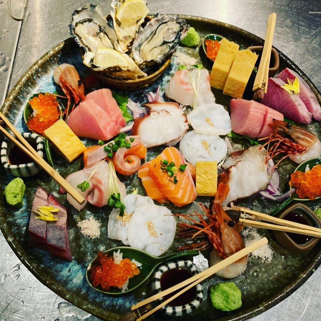 魚金さんのインスタグラム写真 - (魚金Instagram)「1月17日金曜日！ 本日の一押しは勝浦の地金目洋食のお店で豪快なアクアパッツァやブイヤベースで是非2480円破格です  千葉の大羽鰯もこの時期なのにコロッとしてる！水温温かいからなのかなー 長崎の真鯵も鮮度バッチリ！目がキラキラしてますね  僕たちが仲買さんから買い物すると茶屋と言われる場所に運ばれます。茶屋とは買荷保管場所の事で日本橋の魚市場の当時は神田川や隅田川などの水運が主で、潮の満ち引干潮になれば、川や運河の喫水は浅くなり、荷物を満載した船の往来は困難になる。満潮になるまで待ち、荷を運び出すしかない。こうして、潮が満ちるのを待つために作られたのが潮を待つ茶屋の由来からの名残りみたいです。 ここで大量に運ばれてきた荷物を丁寧に53店舗事故ない様に振り分けるのが僕たちの任務です！ 名残りと言えば和食の24店舗の刺し盛りは六点盛りと三点盛りがありますが15年程昔は本当に六点、三点の刺し盛りだったのですがメニューはそのままで六点盛りには12種、三点盛りには7種の盛り合わせに進化してきました！次なる進化は12店舗で魚のグレードを上げた刺し盛りを提供しています！写真の刺し盛りが4名様向けのスペシャルの盛り合わせです  週末の飲み会やお食事などのご予定は是非魚金をご利用し下さい！ スタッフ一同笑顔で元気よくお待ちしています。  仕入部　片之坂 #魚金 #新橋#新橋居酒屋#居酒屋#銀座#京橋#神田#まぐろ#刺身盛り合わせ#吉祥寺#ビール#池袋#市場#しらこ#マルタ島#唐揚げ#ブリ#渋谷#クラフトビール#レモンサワー#豊洲市場#牡蠣#ぶりしゃぶ#ワイン#神田#中落ち#横浜#food#foodie」1月17日 11時18分 - uokin_koho