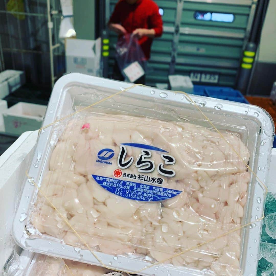 魚金さんのインスタグラム写真 - (魚金Instagram)「1月17日金曜日！ 本日の一押しは勝浦の地金目洋食のお店で豪快なアクアパッツァやブイヤベースで是非2480円破格です  千葉の大羽鰯もこの時期なのにコロッとしてる！水温温かいからなのかなー 長崎の真鯵も鮮度バッチリ！目がキラキラしてますね  僕たちが仲買さんから買い物すると茶屋と言われる場所に運ばれます。茶屋とは買荷保管場所の事で日本橋の魚市場の当時は神田川や隅田川などの水運が主で、潮の満ち引干潮になれば、川や運河の喫水は浅くなり、荷物を満載した船の往来は困難になる。満潮になるまで待ち、荷を運び出すしかない。こうして、潮が満ちるのを待つために作られたのが潮を待つ茶屋の由来からの名残りみたいです。 ここで大量に運ばれてきた荷物を丁寧に53店舗事故ない様に振り分けるのが僕たちの任務です！ 名残りと言えば和食の24店舗の刺し盛りは六点盛りと三点盛りがありますが15年程昔は本当に六点、三点の刺し盛りだったのですがメニューはそのままで六点盛りには12種、三点盛りには7種の盛り合わせに進化してきました！次なる進化は12店舗で魚のグレードを上げた刺し盛りを提供しています！写真の刺し盛りが4名様向けのスペシャルの盛り合わせです  週末の飲み会やお食事などのご予定は是非魚金をご利用し下さい！ スタッフ一同笑顔で元気よくお待ちしています。  仕入部　片之坂 #魚金 #新橋#新橋居酒屋#居酒屋#銀座#京橋#神田#まぐろ#刺身盛り合わせ#吉祥寺#ビール#池袋#市場#しらこ#マルタ島#唐揚げ#ブリ#渋谷#クラフトビール#レモンサワー#豊洲市場#牡蠣#ぶりしゃぶ#ワイン#神田#中落ち#横浜#food#foodie」1月17日 11時18分 - uokin_koho