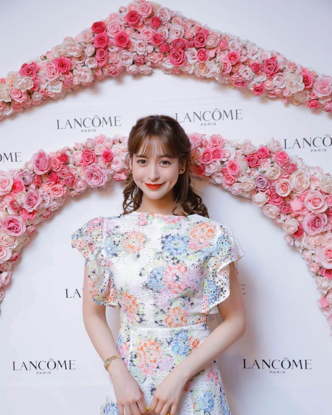 野崎萌香さんのインスタグラム写真 - (野崎萌香Instagram)「LANCÔME  グローバルエクスクルーシヴディナー にお招き頂き、行ってきました🍽  ２月14日に発売される 新作の"酵素"に着目した 化粧水のお披露目も かねての素敵なイベントでした。  酵素や発酵など、 私が1番興味深い美容法なので 共鳴しているのが嬉しく、 さっそく使っているのですが、 肌が乾かなく肌の底力が あがってふっくら 明るい透明感ある 肌質になってきた気がします！ . . . . 「クラリフィック デュアル  エッセンス ローション」は ランコム独自の製法で抽出・加工した 皮膚への効果が高いブナの芽エキスが 配合してあって 古い角質を取り除きやすくする事で 透明感のある肌に導いていきます。  リッチなエッセンスオイルと ブナの芽エキスを配合した ローションの2層タイプで、 使用時は微細な泡が発生するまで カシャカシャと シェイクすることで 効果を最大限に引き出すことができる 化粧水になっています。  美味しいdinnerと 久しぶりにお会いできた先輩方との 楽しいおしゃべりの時間 とても充実した会でした。  @lancomeofficial  dressは @beblumarine の ものです🧚‍♀️ bagは @cartier です👜  #lancomeofficial #lancome #ランコム #クラリフィック #アマンダ」1月17日 11時29分 - moeka_nozaki