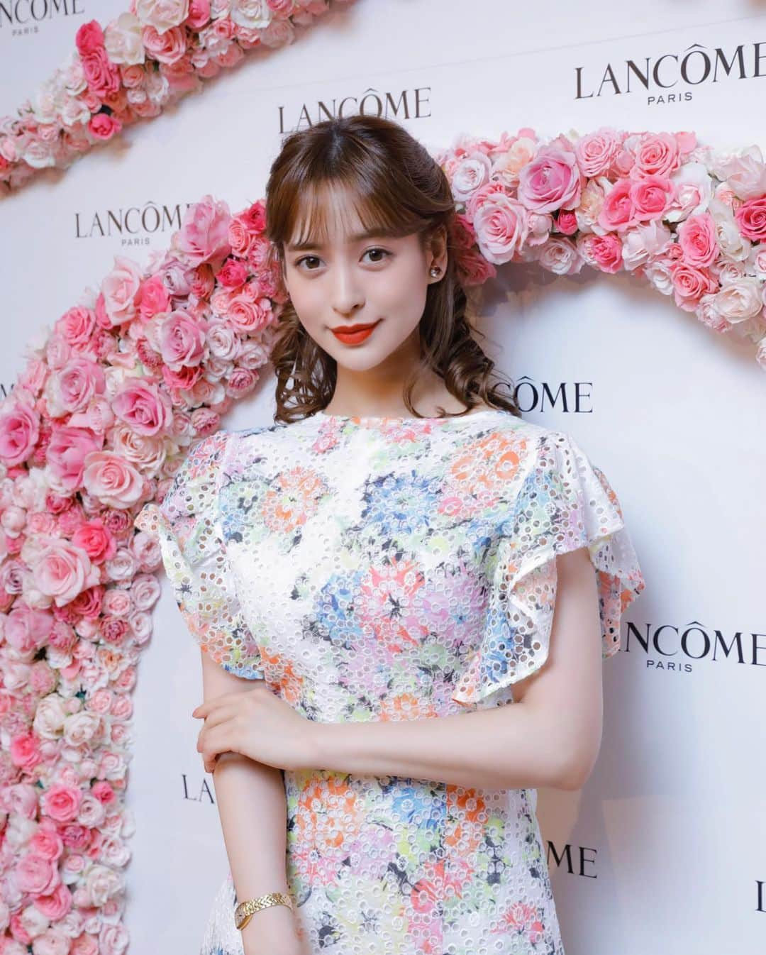 野崎萌香さんのインスタグラム写真 - (野崎萌香Instagram)「LANCÔME  グローバルエクスクルーシヴディナー にお招き頂き、行ってきました🍽  ２月14日に発売される 新作の"酵素"に着目した 化粧水のお披露目も かねての素敵なイベントでした。  酵素や発酵など、 私が1番興味深い美容法なので 共鳴しているのが嬉しく、 さっそく使っているのですが、 肌が乾かなく肌の底力が あがってふっくら 明るい透明感ある 肌質になってきた気がします！ . . . . 「クラリフィック デュアル  エッセンス ローション」は ランコム独自の製法で抽出・加工した 皮膚への効果が高いブナの芽エキスが 配合してあって 古い角質を取り除きやすくする事で 透明感のある肌に導いていきます。  リッチなエッセンスオイルと ブナの芽エキスを配合した ローションの2層タイプで、 使用時は微細な泡が発生するまで カシャカシャと シェイクすることで 効果を最大限に引き出すことができる 化粧水になっています。  美味しいdinnerと 久しぶりにお会いできた先輩方との 楽しいおしゃべりの時間 とても充実した会でした。  @lancomeofficial  dressは @beblumarine の ものです🧚‍♀️ bagは @cartier です👜  #lancomeofficial #lancome #ランコム #クラリフィック #アマンダ」1月17日 11時29分 - moeka_nozaki