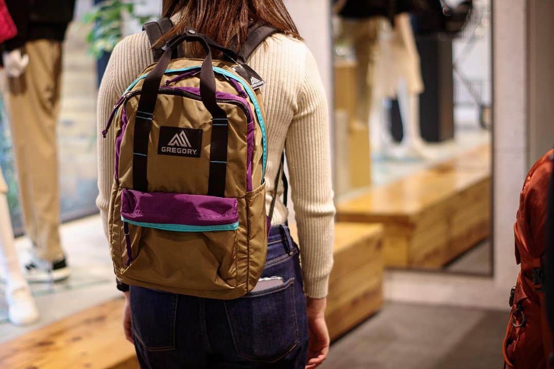 のインスタグラム：「. . . 《背中にフィット》 . . . 皆さんこんにちは グレゴリー原宿店です . . . 本日ご紹介の商品は EASY PEASY DAY《イージーピージーデイ》 . . . グラブハンドルがあるため 2wayとしても使える便利なパック . . . 小物を収納できるポケットがフロントに ２つと、サイドポケットが左右にあり 折り畳み傘やペットボトル等入れられます . . . また、背面も小さく作られているため 女性でもしっかり背負いやすいデザインに なっています . . . プレゼント等にも喜ばれること 間違いなしです . . . 是非店頭にてお試しください . . . . 《EASY PEASY DAY》 18ℓ ¥12,000＋税 color / DAWNWALL . . . . #gregory #harajuku #gregoryharajuku #easypeasyday #dawnwall #グレゴリー原宿」