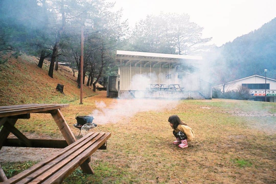Aya（高本彩）さんのインスタグラム写真 - (Aya（高本彩）Instagram)「煙が不思議なお年頃。  #photobyaya #tokyoheadline  #コラム更新しました #パパが頑張って起こした火」1月17日 11時34分 - aya_dream04