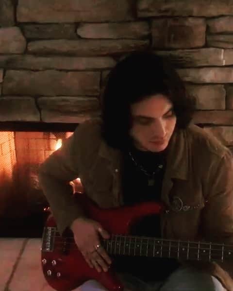 サミュエル・ラーセンのインスタグラム：「Happy New Year! In the spirit of a New Decade, I want to bring everyone together to stand with our Australian friends (human & animal) in their fight against these devastating brush fires. To support relief efforts, I thought it might be a cool idea to conduct a raffle on my channel over the next few weeks... A portion of the proceeds will be donated to the World Wildlife Fund, as they tirelessly work to save the nearly one billion animals that have been injured, or displaced from their homes by this catastrophic devastation.  To kick it off, I’ll be raffling this signed Ibanez bass guitar (feat. A maple neck and passive pickups) also the same bass I’ve recorded most of my songs with. PLUS a one hour FaceTime lesson with yours truly! The raffle will be held live on my IG this Sunday, January 19th at 5PM (Pacific Standard Time). The lucky winner will be announced on my story that night. So lookout for your tag. I will DM you with info on how to redeem your prize.  How to Enter: It is $5 for 1 ticket, $10 for 3 tickets and $20 for 7 tickets. PayPal to helpeachother28@gmail.com (make sure to include your  Instagram username in the note section!) and I will DM you your raffle number(s). Again the winner will be announced this Sunday at 5pm with a live drawing. Thank you, from the bottom of my heart, for helping me help Australia. Good luck, everyone! See you all Sunday. 🇦🇺🌌❤️」