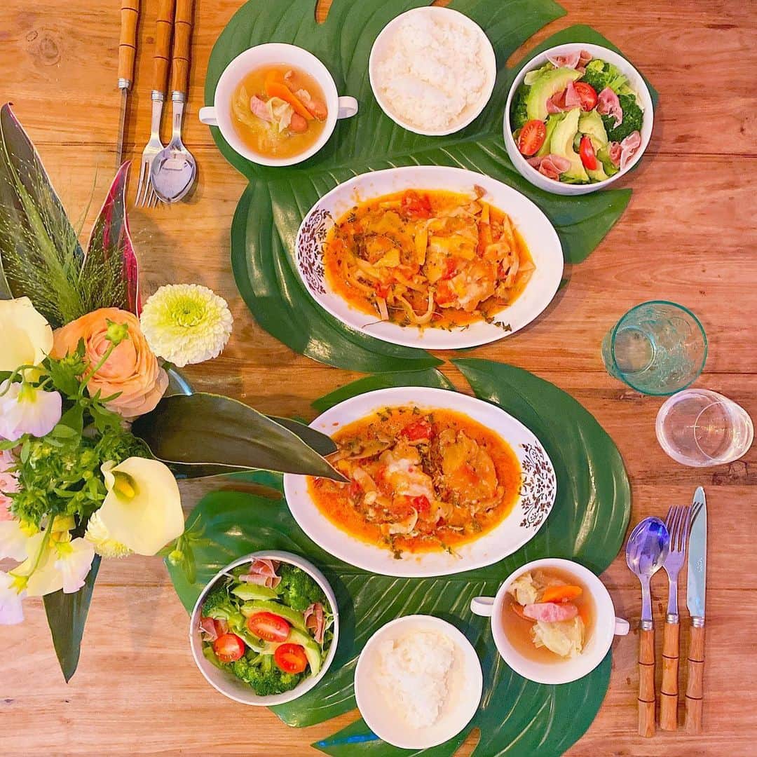 のインスタグラム：「#お家ごはん 🏠 得意の#チキントマト煮込み 🍅 ・ 私にとって料理はパッションとクリエイティビティなので😂 私の料理にはレシピも再現性も一切ありませんが、これだけは毎回美味しく作れる❤️笑 ・ #アボカド のスライサー?はアボカド好き🥑の私に母が買ってくれたのですが、一応こんな感じで手早くスライスできます。 ・ アボカドにより、もっとキレイにできる時もあれば、うまくいかない時もあるので、結果いいのか悪いのかわからんw ・ #chicken #チキン #ヘルシーごはん #栄養たっぷり #葉山ライフ #dinner #athome #myplace」