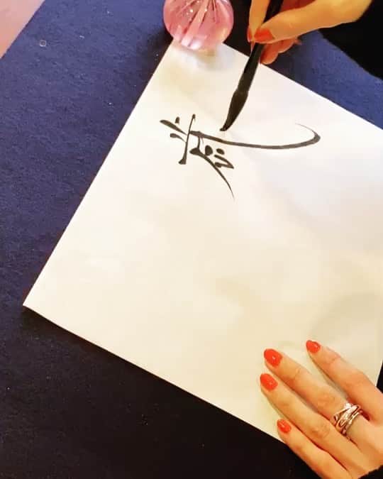 のインスタグラム：「書き初めをしました🖋 たまには動画を。早送り再生で。 あざまさん、納得のいっていないご様子😕笑 難しいなぁ。もっともっとがんばります！  #安座間美優書#美優書#みゅう書#安座間美優#歳月不待人#書道#shodo#書#趣味#2020#令和二年#今年の目標#書き初め」