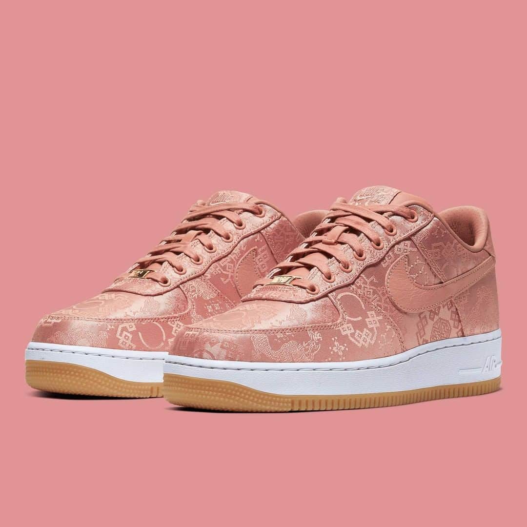 Sneaker Newsさんのインスタグラム写真 - (Sneaker NewsInstagram)「Official images of the @clot x Nike Air Force 1 Low "Rose Gold Silk" have surfaced. Hit the link in our bio for full details on this release.」1月17日 12時00分 - sneakernews
