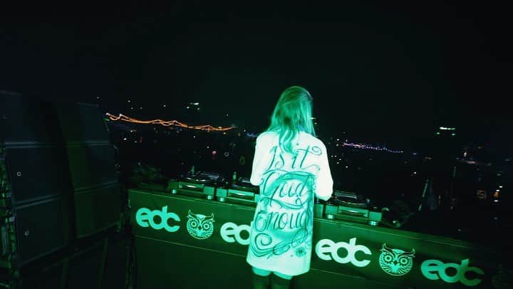 アリソン・ワンダーランドのインスタグラム：「When the king @rlgrime Is watching u play his edit of ur song ‘here 4 U’ with sicko mode over it to an entire city of people .. u must shout him out. I don’t make the rules」