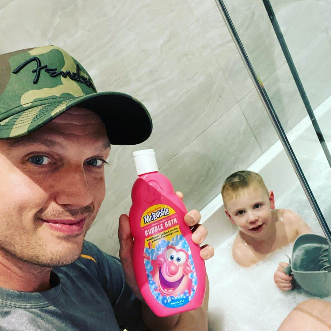 ニック・カーターさんのインスタグラム写真 - (ニック・カーターInstagram)「Who else grew up on @mrbubbleofficial ? #mrbubble #bubblebath #fatherhood #children #kids #parenthood」1月17日 12時06分 - nickcarter