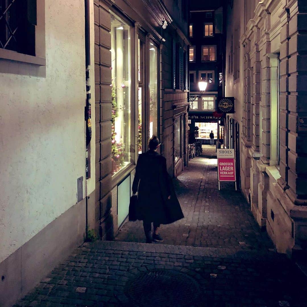 リッキー・ジャーヴェイスさんのインスタグラム写真 - (リッキー・ジャーヴェイスInstagram)「Jane, walking around beautiful Zurich with all her friends.」1月17日 3時36分 - rickygervais
