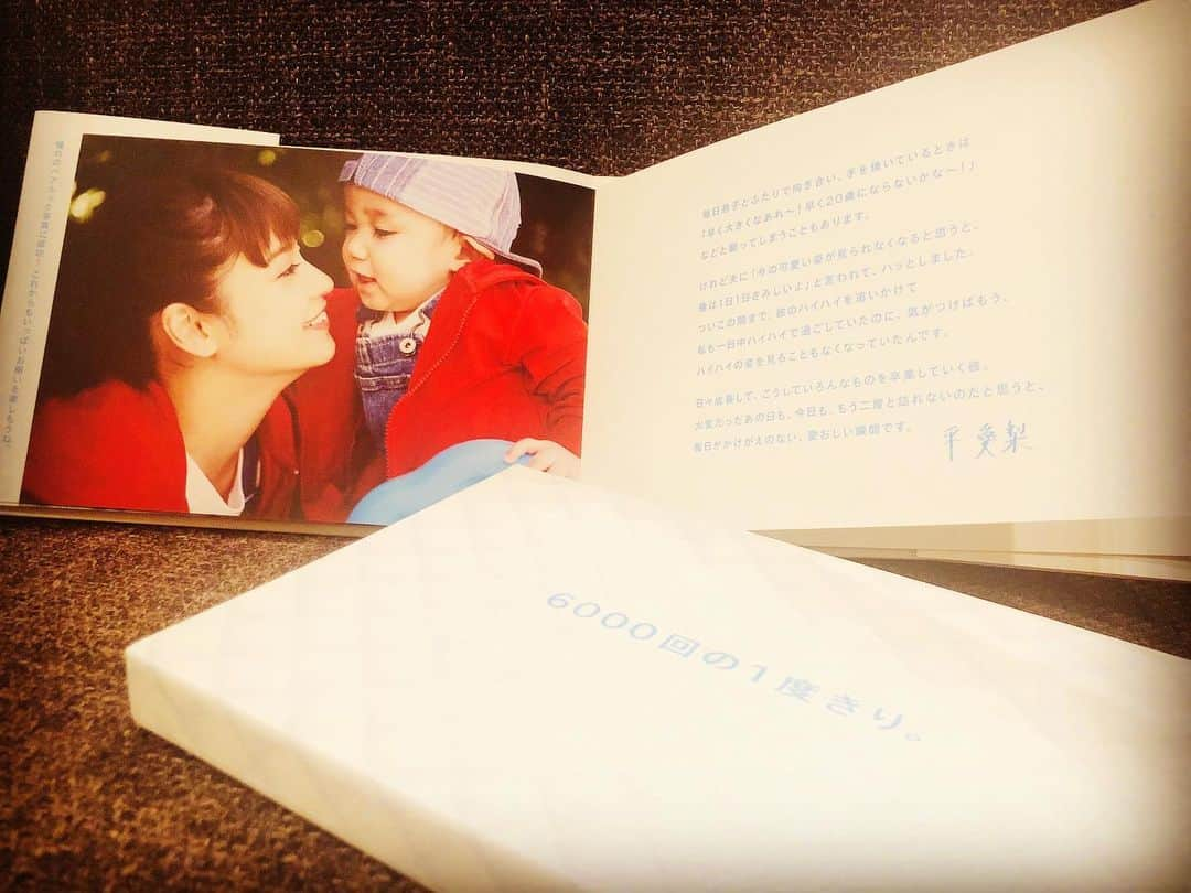 平愛梨さんのインスタグラム写真 - (平愛梨Instagram)「嬉しい❣️ 以前、親子でやらせて頂いたネピアWhito✨  事務所にアルバムが届いていて感激しました🥺❣️ アルバムに映る、この時期はもうナイ。  時が経つにつれ過去となっていく。  教育が追いつかない😢 #ネピア#whito#記念アルバム#嬉しくてたまりません#ありがとうございます#6000回の1度きり#親子」1月17日 3時30分 - harikiri_tairi