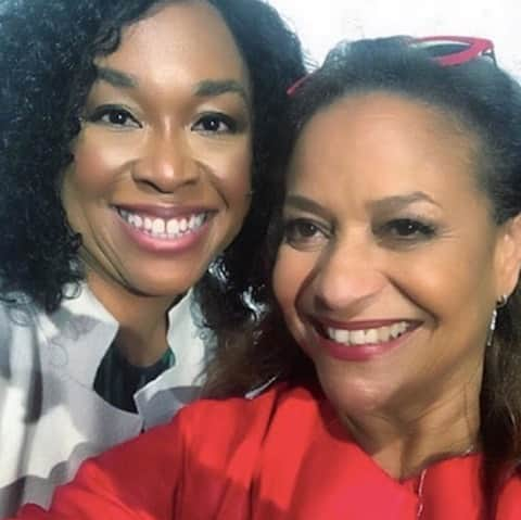 ションダ・ライムズさんのインスタグラム写真 - (ションダ・ライムズInstagram)「Happy birthday, @therealdebbieallen 🎉👑! Life is 70 times better because of you.」1月17日 3時32分 - shondarhimes