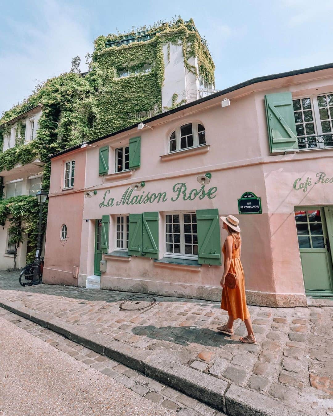 Izkizのインスタグラム：「Strolling through the streets of Paris 💕 What’s your favourite city to get lost in?」