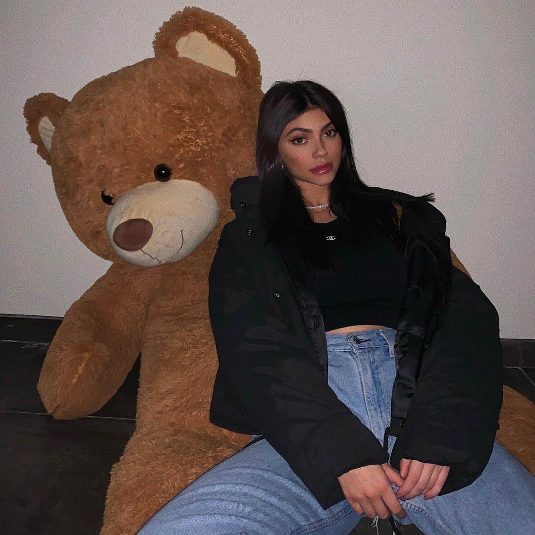 ケルシーのインスタグラム：「i was beary tired in these photos」