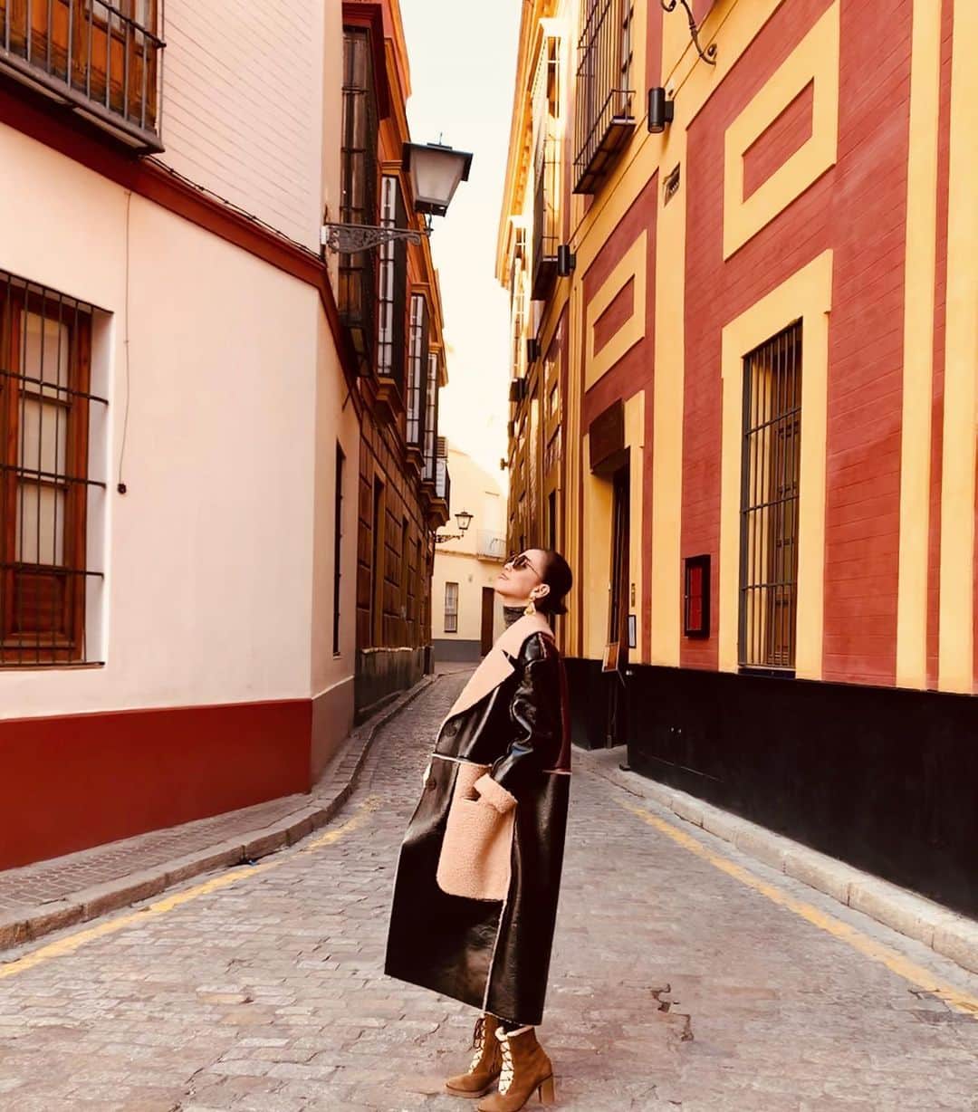 西内ひろさんのインスタグラム写真 - (西内ひろInstagram)「I bought this coat! スペインのガリシア地方ブランド、BIMBA Y LOLA(ビンバイローラ)で購入したコート💕個性的なデザインが沢山あって可愛かったなぁ。。。✨ @bimbaylola  #coat  #bimbaylola  #ビンバイローラ　#スペインブランド　#冬コート #セビリア　#スペイン　#ファッション」1月17日 3時49分 - 0214hiro