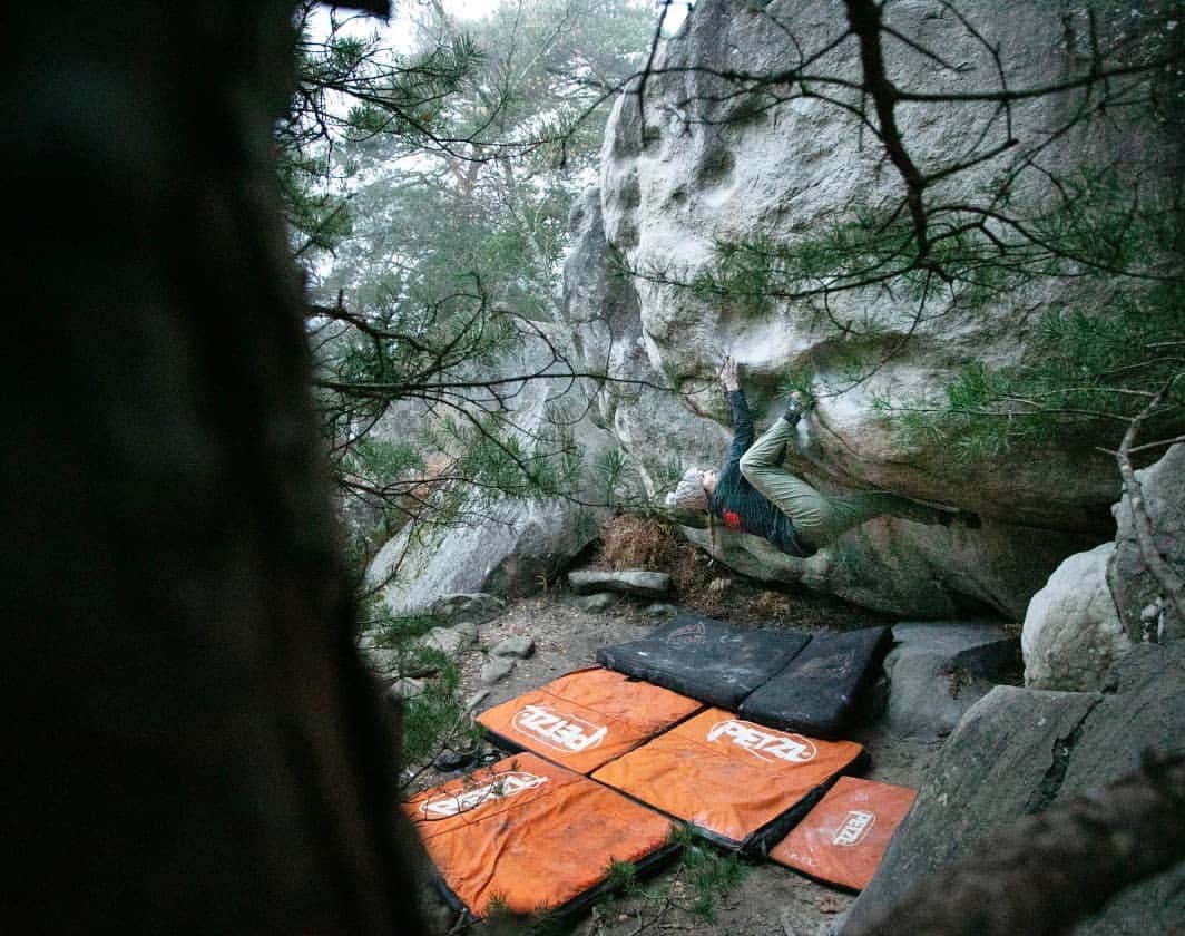 シャーロット・デュリフのインスタグラム：「"3 Foggy Days in Fontainebleau". The title of our last vlog says it all... Check it out on @epictvclimbing by clicking on the link in my bio! 📷 by @joshlrsn | @coldhousemedia  @mountainhardwear @petzl_official @eb_climbing @volxholds @luxov_connect」