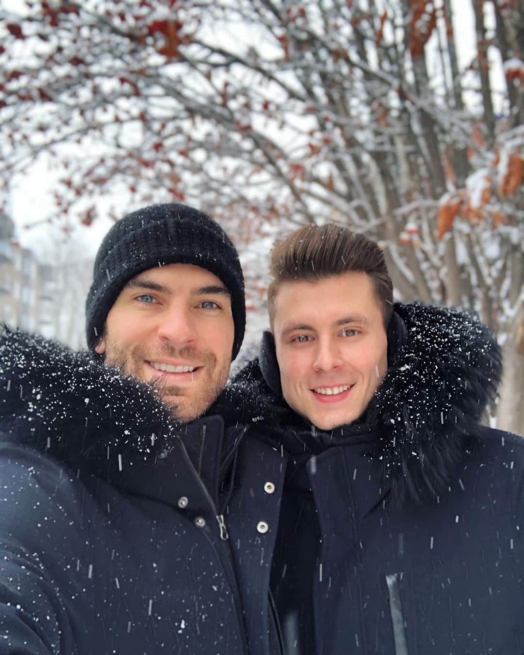 エリック・ラドフォードのインスタグラム：「Wanna go for a walk honey?...No?...ok wanna go outside and take a selfie?😁 #winter #husbands #keepingfit #montreal」