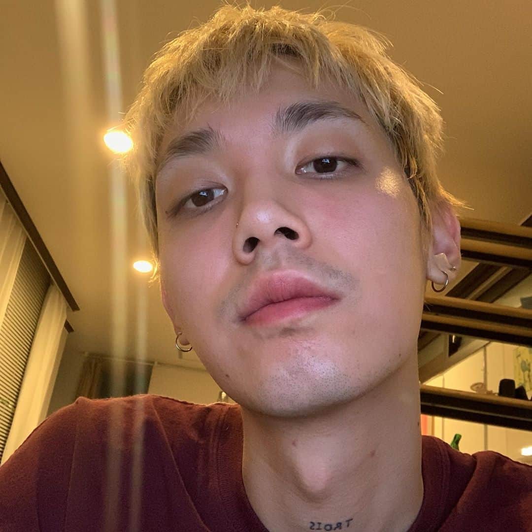 ジュヨンのインスタグラム：「🙁」