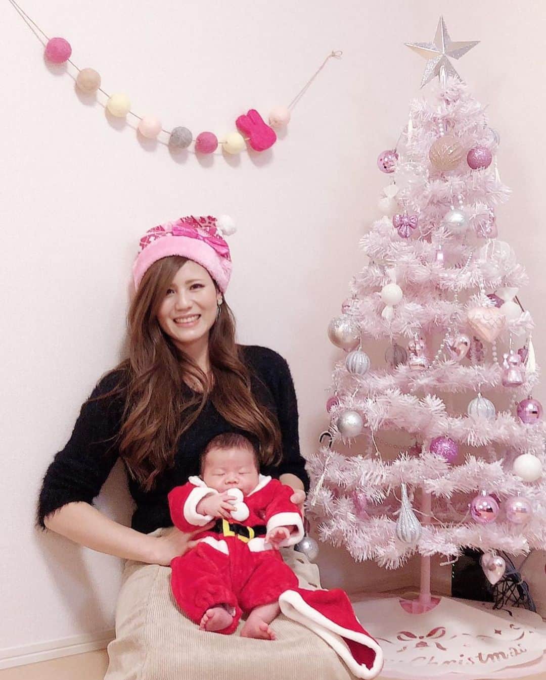 坂井志帆のインスタグラム：「記録用♡連投失礼します🙇‍♀️w Xmas party〜🎄💝💕 からのぉーーー♡ セルフスタジオaina〜📸💕w まぢでプロ並みっ🙇‍♀️❣️w からのぉーーー♡ パパサンタ出動〜🎅💕w #ベビ#初#Xmas#クリスマス#パーティー#スタジオ#セルフ#プロ#翔慎#サンタ」