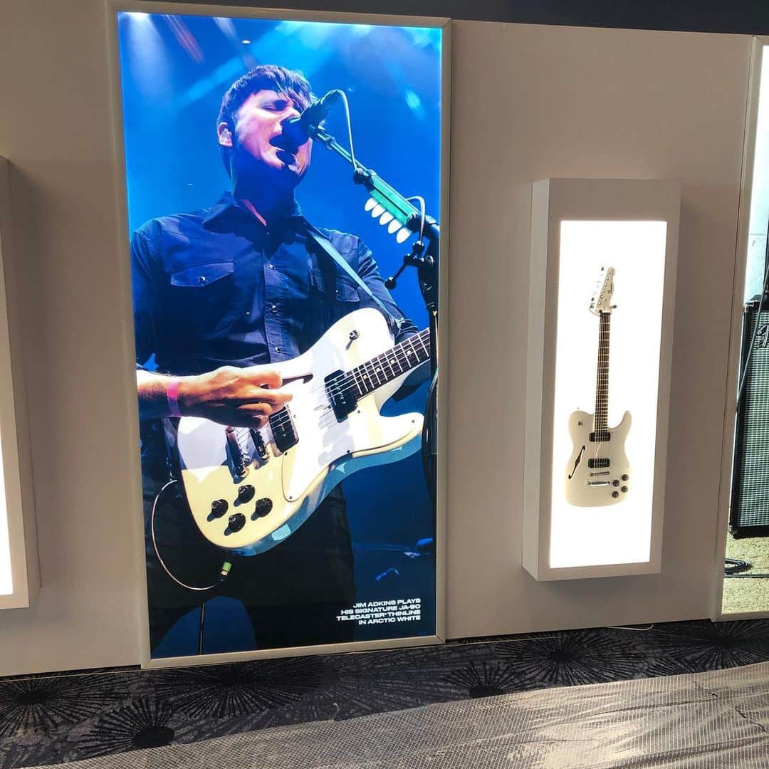 ジム・アドキンスのインスタグラム：「I’m going to be at the Fender booth from 2:30-4 ish Jan 17 for NAMM. Come fight your way through 100 guitar centers in a giant box to hang out and listen to me pitch my signature model telecaster the JA90!」