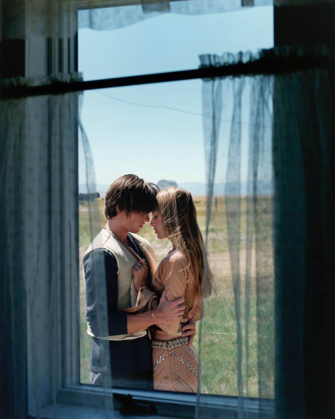 カーター・スミスのインスタグラム：「Gonna do a bit of a deep dive into the archive to this story I did with the legendary Polly Mellen (if you don’t know her you should IMMEDIATELY go and look her up) in Montana for @allure. @_virginiayoung_ did the makeup. @jennylandey produced the shoot and @neilmoodie did the hair. Our two leads (because of course I thought of this as an epic film and not just a fashion shoot - were @liisawinkler and Travis (if anyone out there knows Travis’ IG please let me know - I think he was represented by @samdoerfler74 at Ford) #pollymellen」