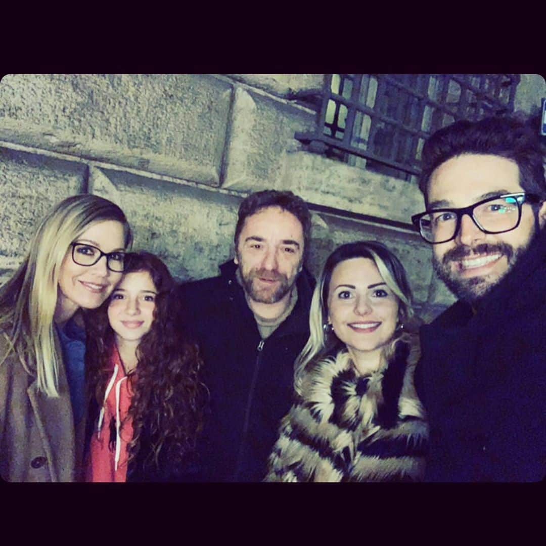 ジェニー・ガースさんのインスタグラム写真 - (ジェニー・ガースInstagram)「In Rome we had the absolute pleasure of meeting a lifelong fan and now a forever friend 👯‍♀️ @saravivians and her sweet family are just another reason why #Italy is the best! 🇮🇹❤️ We can’t wait to see you again (I know there’s a wedding coming up hint hint😉) And thank you Sara for all of your hard work and loyalty over the years!  You are why I love what I do! You say I have had such a huge impact on you...well you have impacted me in a hugely positive way as well...😘 @jenniegarth_italianfanpage」1月17日 5時11分 - jenniegarth