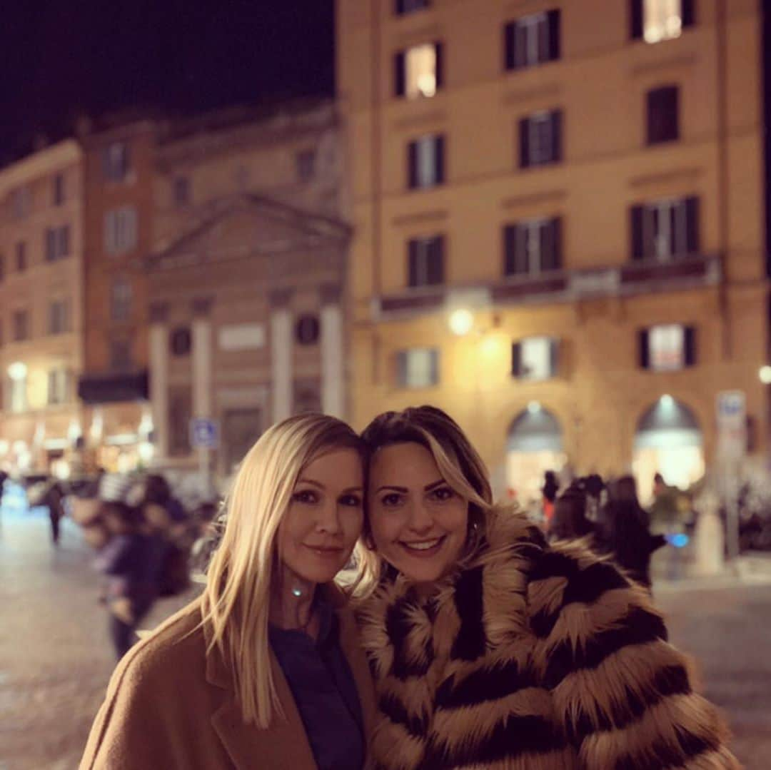 ジェニー・ガースさんのインスタグラム写真 - (ジェニー・ガースInstagram)「In Rome we had the absolute pleasure of meeting a lifelong fan and now a forever friend 👯‍♀️ @saravivians and her sweet family are just another reason why #Italy is the best! 🇮🇹❤️ We can’t wait to see you again (I know there’s a wedding coming up hint hint😉) And thank you Sara for all of your hard work and loyalty over the years!  You are why I love what I do! You say I have had such a huge impact on you...well you have impacted me in a hugely positive way as well...😘 @jenniegarth_italianfanpage」1月17日 5時11分 - jenniegarth