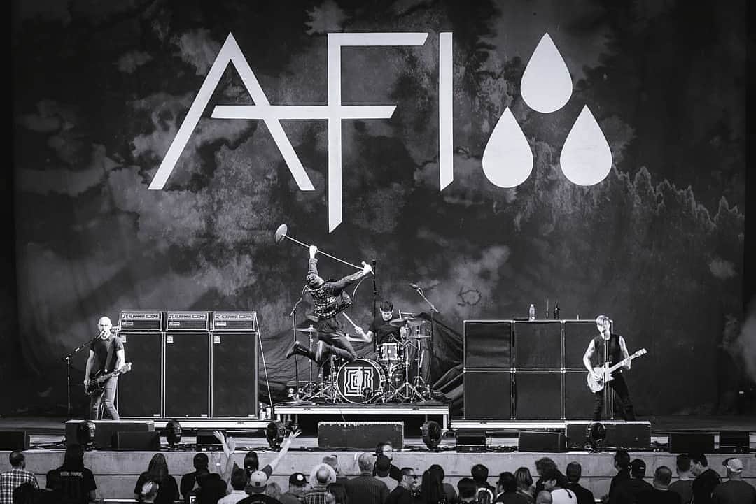 AFIのインスタグラム：「Blood & fire in San Diego. 📷: @alexdrumming」
