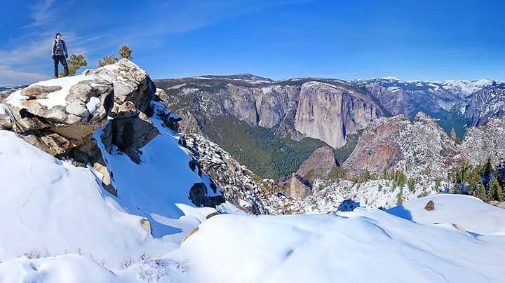 のインスタグラム：「What's so great about winter hiking?⠀ "Number one in my book is that there are fewer creepy crawlies! With mosquitos, ticks, and other biting menaces out of the way, you can focus your attention on the peace and quiet of winter hiking with long range views and fewer folks on the trail. Guides usually say that there’s no such thing as bad weather...just poor preparation or inadequate equipment."⠀ - @wildlandtrekking guide & Oboz friend Nicole Will ⠀ ⠀ Read Nicole's tips on how to do it - link in bio.⠀ ⠀ 📷: @risk.roam.repeat」