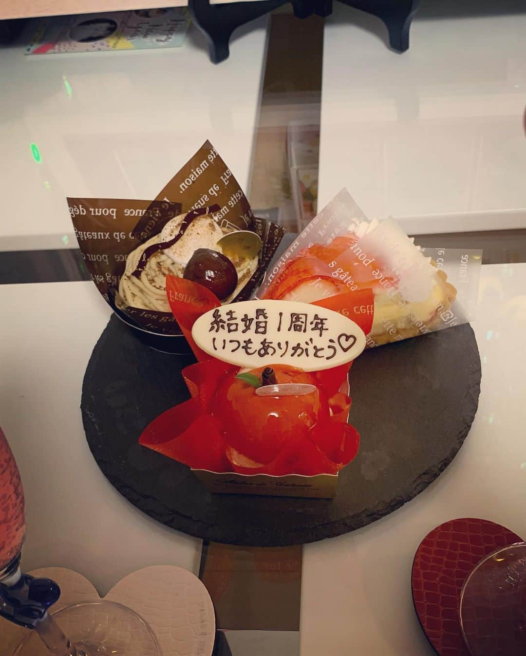 坂井志帆さんのインスタグラム写真 - (坂井志帆Instagram)「2019.12.28💍 結婚記念日１th〜💒💕 いつもありがとう(*´꒳`*)💕 バタバタでお家ご飯に どすっぴんゎ…つらみ…ww レインボーとラメラメと真っ赤な薔薇🌹 どタイプーー🌹💕w #結婚記念日#1周年#バラ#ケーキ#名前入りグラス#いつもありがとう」1月17日 5時18分 - shiiihooo7