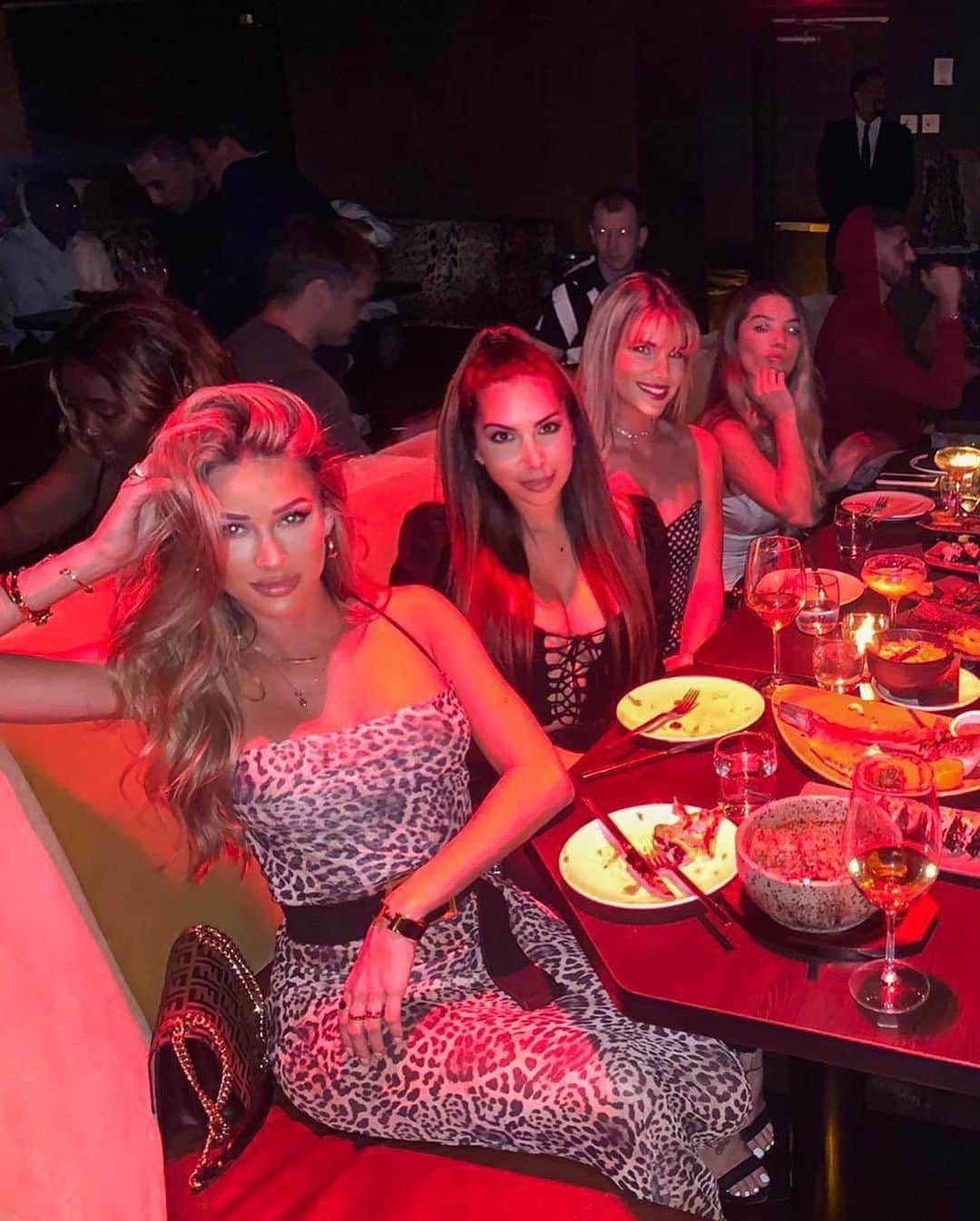 Cindy Pradoさんのインスタグラム写真 - (Cindy PradoInstagram)「Wow, what an incredible girls night last night at @eltucanmiami - it was so hard to stay in my seat during dinner 😅 THE FOOD WAS DELICIOUS. Order the white truffle sushi roll (mouth watering), mushroom risotto, truffle Mac and Cheese, and the Steak. Thank me later 🤤 But don’t get too full so you can dance the night away after 🤪」1月17日 5時24分 - cindyprado
