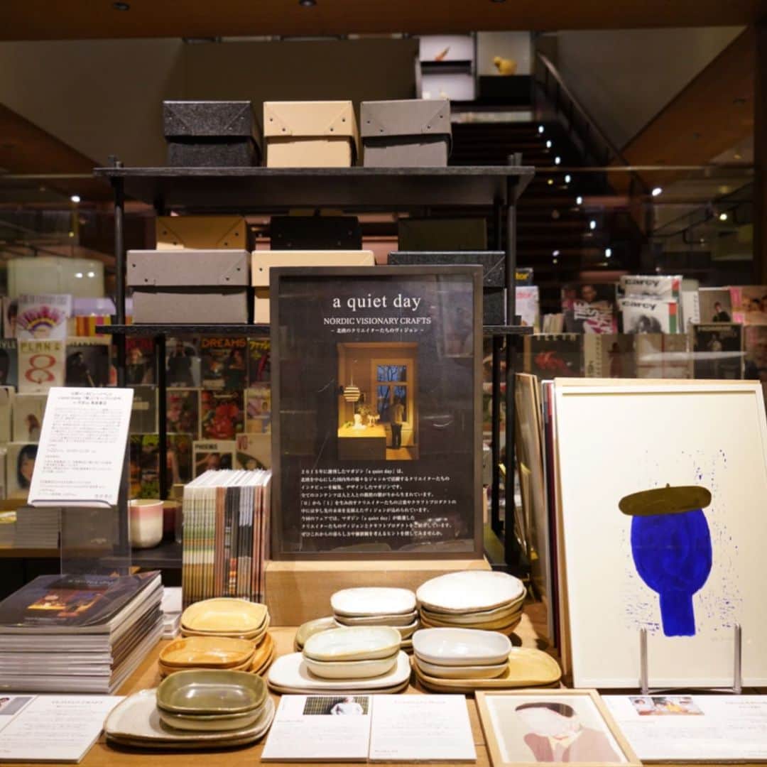 のインスタグラム：「【a quiet day NORDIC VISIONARY CRAFTS-北欧のクリエイターたちのヴィジョン-】﻿ ﻿ 2015年に創刊したマガジン「a quiet day」は、北欧を中心にした国内外の様々なジャンルで活躍するクリエイターたちのインタビューを編集、デザインしたマガジンです。﻿ 全てのコンテンツは人と人との偶然の繋がりから生まれています。﻿ ﻿ ｢0｣から｢1｣を生み出すクリエイターたちの言葉やクラフトプロダクトの、中には少し先の未来を見据えたヴィジョンが込められています。﻿ ﻿ 今回のフェアでは、「手」「休息」「創造性」「色彩」といったキーワードでマガジン「a quiet day」が厳選した北欧のクリエイターたちのヴィジョンとクラフトプロダクトを、期間限定でご紹介します。ぜひこれからの暮らし方や価値観を考えるヒントを探してみませんか。﻿ ﻿ ﻿ ===================================== ﻿ 会期：2020年1月17日(金)～2020年2月4日(火)﻿ 場所：蔦屋書店2号館 1階 マガジンストリート﻿ 時間：7:00～深夜2:00(営業時間)﻿ 問い合わせ先：03-3770-2525 （代表番号 担当：雑誌）﻿ ===================================== ﻿ ﻿ ﻿ ﻿ ﻿  #aquietday #北欧 #デンマーク #フィンランド #デザイン #クラフト #インテリア #陶器 #アート #代官山蔦屋書店 #マガジン #イベント #ライフスタイル #代官山蔦屋書店 #daikanyamatsite #daikanyamatsutaya」