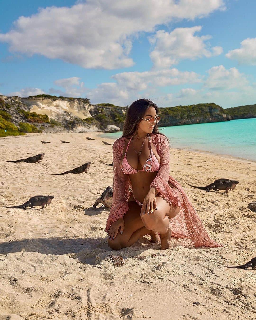 Aylen Aのインスタグラム：「Cover-up @fashionnova .. Up close and personal , exotic creatures everywhere 🦎 fashionnovapartner」