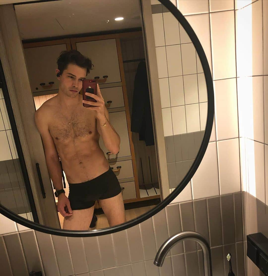 フランシスコ･ラチョースキーさんのインスタグラム写真 - (フランシスコ･ラチョースキーInstagram)「Lets try that mirror selfie again! And stop making fun of my phone LoL 😂」1月17日 5時44分 - chico_lachowski