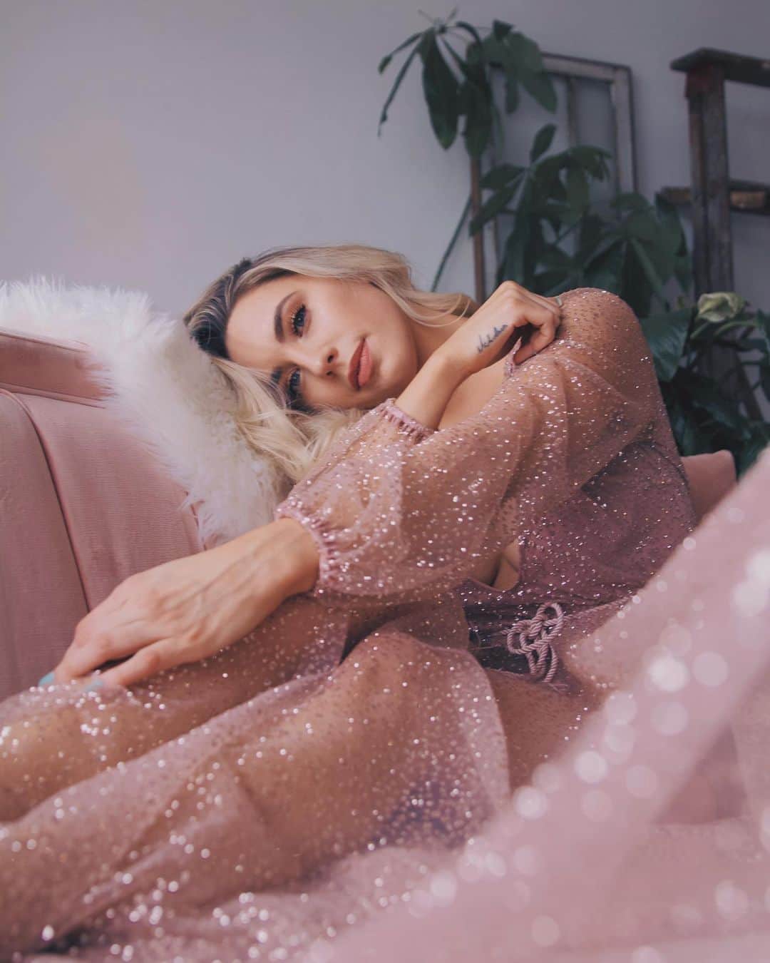 Kalyn Nicholsonのインスタグラム：「hi I’m just here to tell you vlog week #3 is live + linked and that @amandaskuoo is a very talented picture pixie with good taste in music ✨ you can spot more of her magic as it rains down on @allthingskoze this week」