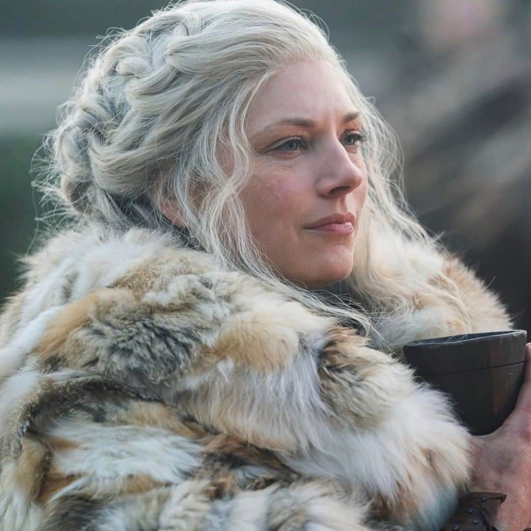 キャサリン・ウィニックのインスタグラム：「What did you think of Lagertha’s journey?」